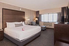 Guest room in Crowne Plaza Aire MSP Airport - Mall Of America, with double bed and window.