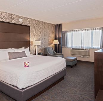 Guest room in Crowne Plaza Aire MSP Airport - Mall Of America, with double bed and window.