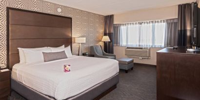 Guest room in Crowne Plaza Aire MSP Airport - Mall Of America, with double bed and window.