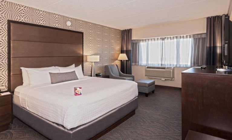 Guest room in Crowne Plaza Aire MSP Airport - Mall Of America, with double bed and window.