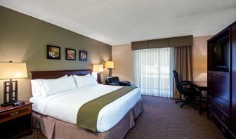 Guest room in Holiday Inn Express Rolling Meadows-Schaumburg, with double bed and workspace desk and chair.