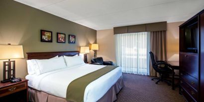 Guest room in Holiday Inn Express Rolling Meadows-Schaumburg, with double bed and workspace desk and chair.