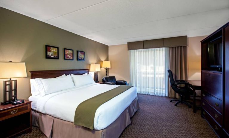 Guest room in Holiday Inn Express Rolling Meadows-Schaumburg, with double bed and workspace desk and chair.