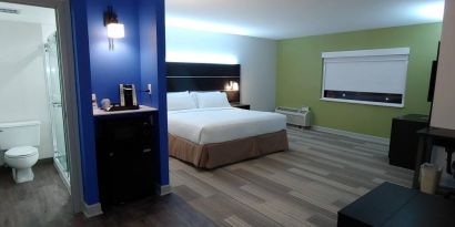 Holiday Inn Express Rolling Meadows-Schaumburg guest room, with double bed, window, and ensuite bathroom.