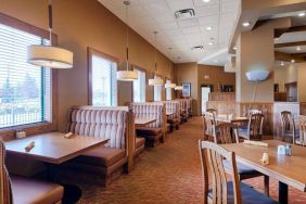 The hotel’s Daltons Restaurant has booth and free table seating, and carpet underfoot.