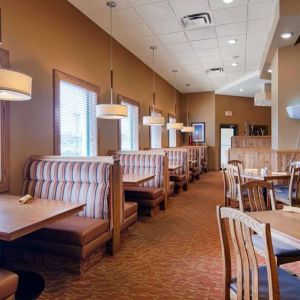 The hotel’s Daltons Restaurant has booth and free table seating, and carpet underfoot.