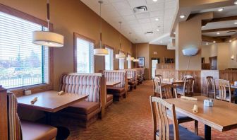 The hotel’s Daltons Restaurant has booth and free table seating, and carpet underfoot.