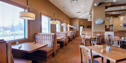 The hotel’s Daltons Restaurant has booth and free table seating, and carpet underfoot.