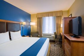 King bed guest room at the Holiday Inn Express New York City – Chelsea, with window, workspace, and TV.