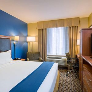 King bed guest room at the Holiday Inn Express New York City – Chelsea, with window, workspace, and TV.