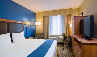 King bed guest room at the Holiday Inn Express New York City – Chelsea, with window, workspace, and TV.