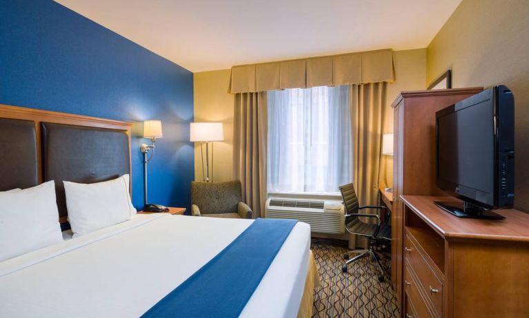 King bed guest room at the Holiday Inn Express New York City – Chelsea, with window, workspace, and TV.