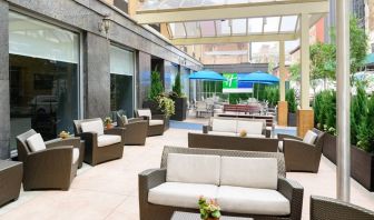 The Holiday Inn Express New York City – Chelsea’s outdoor patio with sofas, chairs, and small tables.