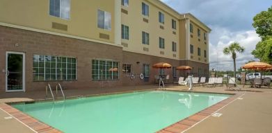 Large outdoor pool at Comfort Suites Alexandria, LA.