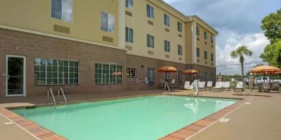 Large outdoor pool at Comfort Suites Alexandria, LA.