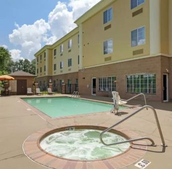 Outdoor hot tub at Comfort Suites Alexandria, LA.