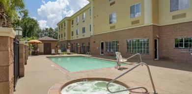 Outdoor hot tub at Comfort Suites Alexandria, LA.