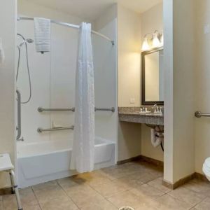 Guest bathroom with bath and shower combo at Comfort Suites Alexandria, LA.