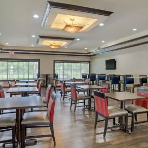 Dining and coworking space at Comfort Suites Alexandria, LA.