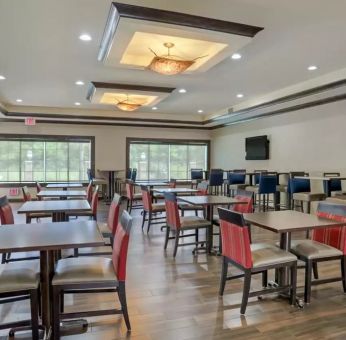 Dining and coworking space at Comfort Suites Alexandria, LA.