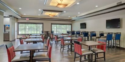 Dining and coworking space at Comfort Suites Alexandria, LA.