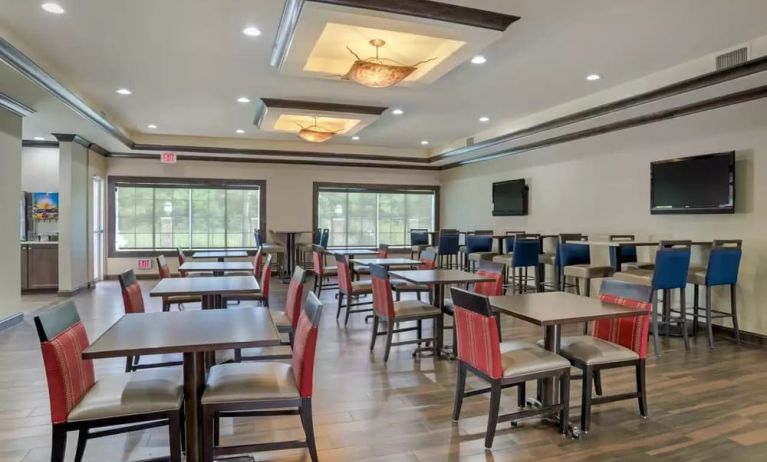 Dining and coworking space at Comfort Suites Alexandria, LA.