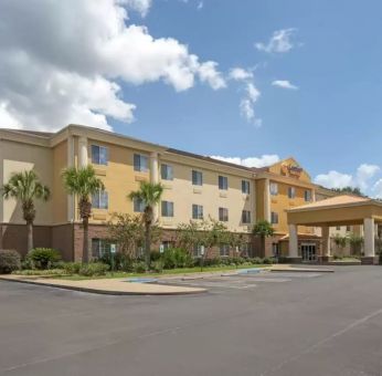 Parking area available at Comfort Suites Alexandria, LA.