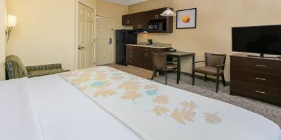 King bedroom with TV and kitchette at Hawthorn Suites By Wyndham Longview.