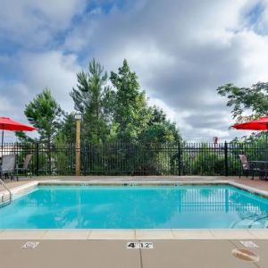 Large pool with sunbeds at Hawthorn Suites By Wyndham Longview.