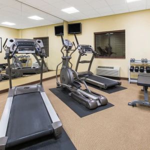 Equipped fitness center at Hawthorn Suites By Wyndham Longview.