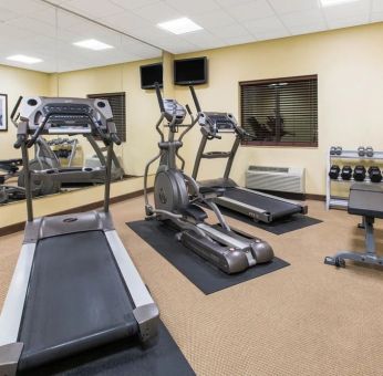 Equipped fitness center at Hawthorn Suites By Wyndham Longview.