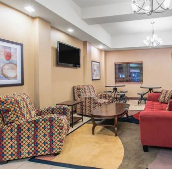 Lobby and coworking space at Hawthorn Suites By Wyndham Longview.