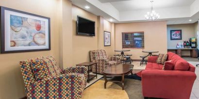 Lobby and coworking space at Hawthorn Suites By Wyndham Longview.