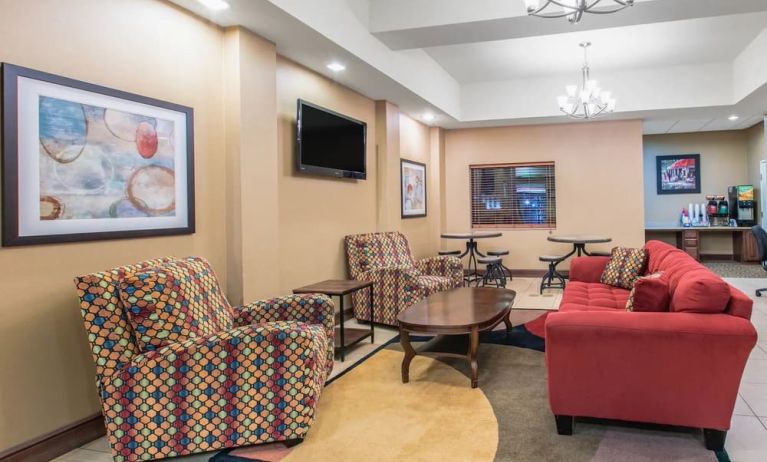 Lobby and coworking space at Hawthorn Suites By Wyndham Longview.