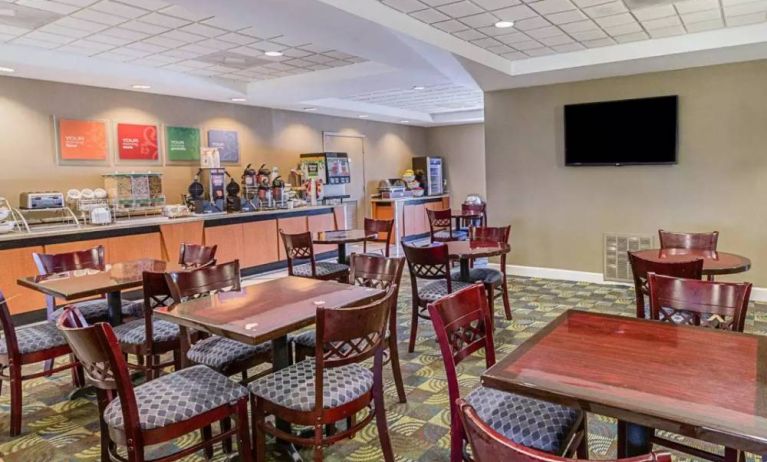 Dining area perfect for coworking at Comfort Inn Southwest At Westpark.