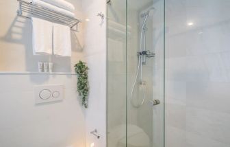 Private guest bathroom with shower at Hotel Kith.