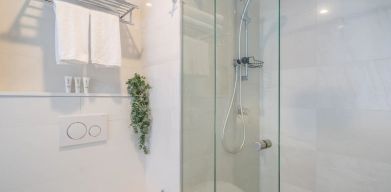 Private guest bathroom with shower at Hotel Kith.