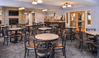 Dining area perfect for coworking at Best Western Plus Mountain View Auburn Inn.