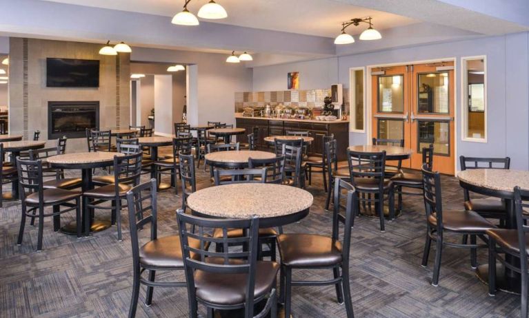 Dining area perfect for coworking at Best Western Plus Mountain View Auburn Inn.