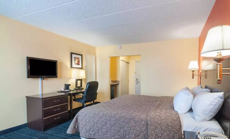 Day use room with work desk at Rodeway Inn Meadowlands.