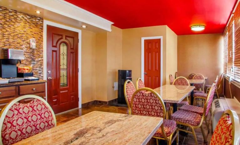 Dining area at Rodeway Inn Meadowlands.