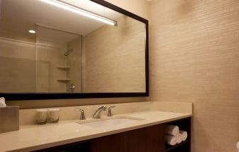 Private guest bathroom at Hilton New York Fashion District.