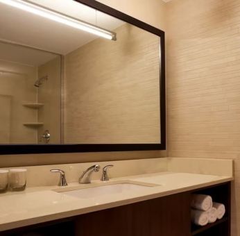 Private guest bathroom at Hilton New York Fashion District.