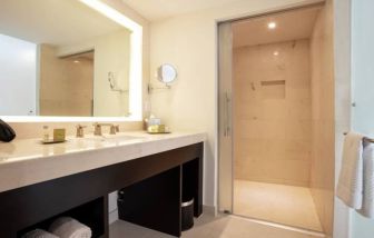 Private guest bathroom with shower at Doubletree By Hilton Toluca.