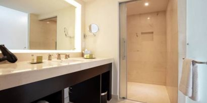 Private guest bathroom with shower at Doubletree By Hilton Toluca.