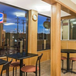 Dining area at Howard Johnson Express Inn - Rocky Hill.