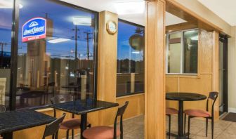 Dining area at Howard Johnson Express Inn - Rocky Hill.