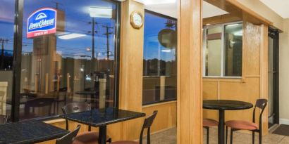 Dining area at Howard Johnson Express Inn - Rocky Hill.