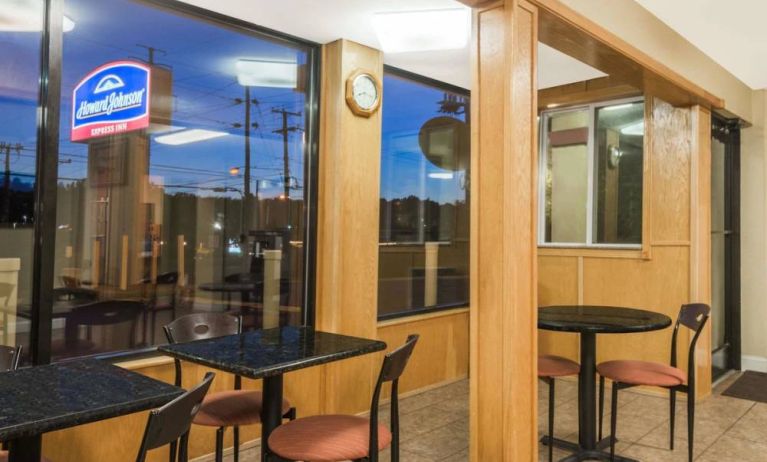 Dining area at Howard Johnson Express Inn - Rocky Hill.