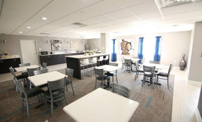 Dining area perfect for coworking at Home Inn & Suites.